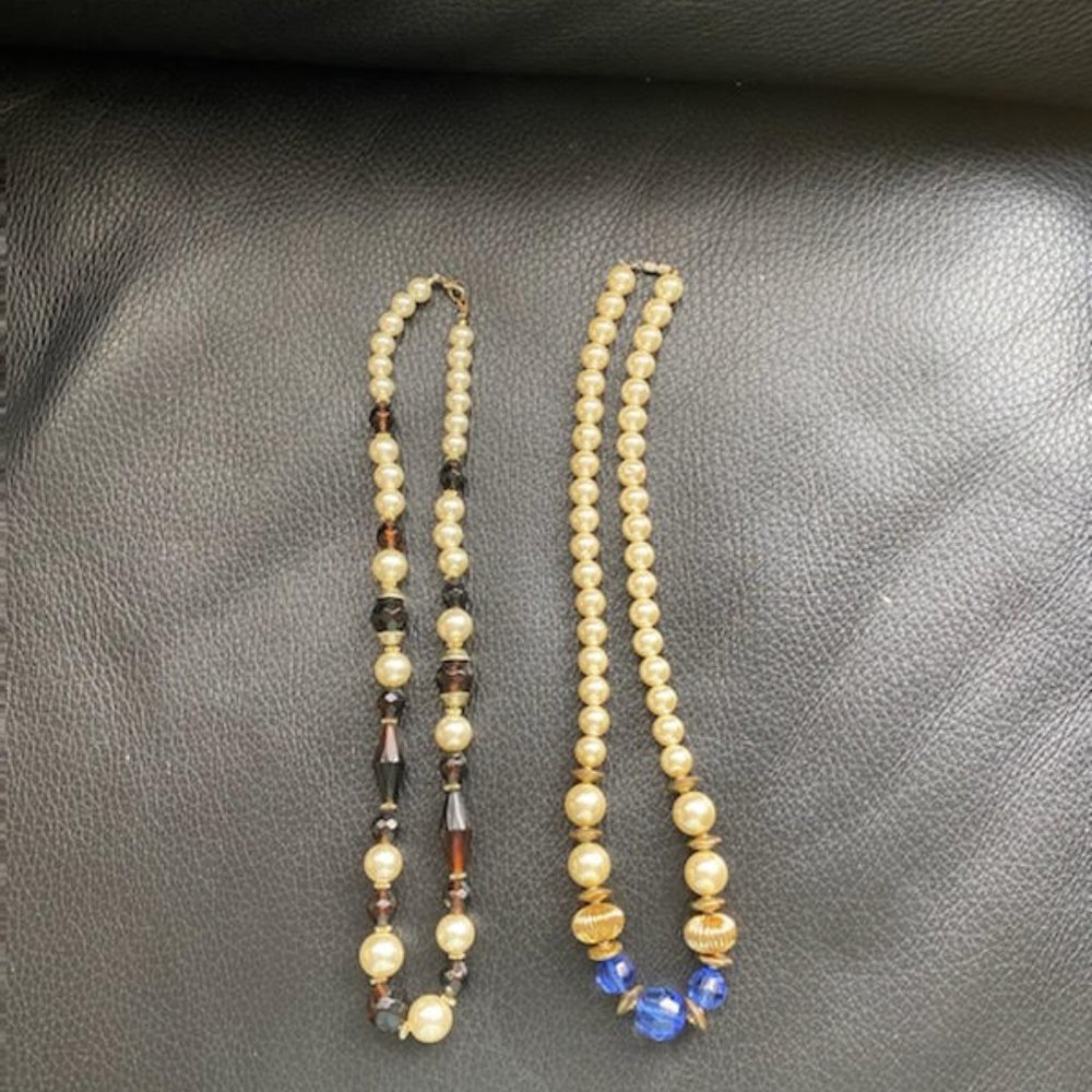 VINTAGE  LOT PEARL  NECKLACES (COSTUME).